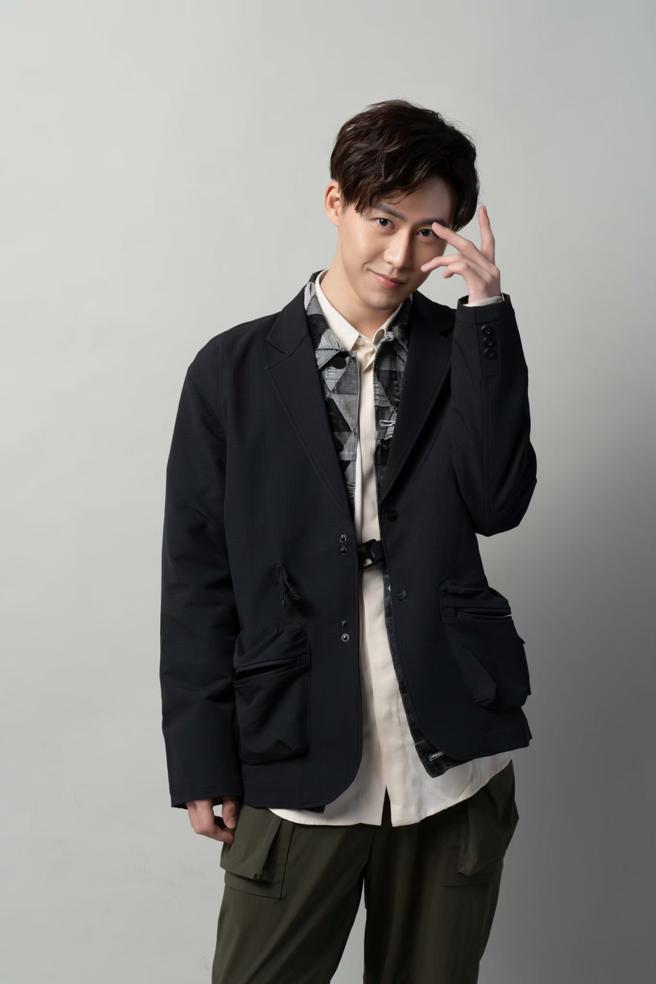 新生代演员郭宇宸过去多主演耽美剧，未来想多尝试更多剧种。（摄/石智中、服装/DYCTEAM）