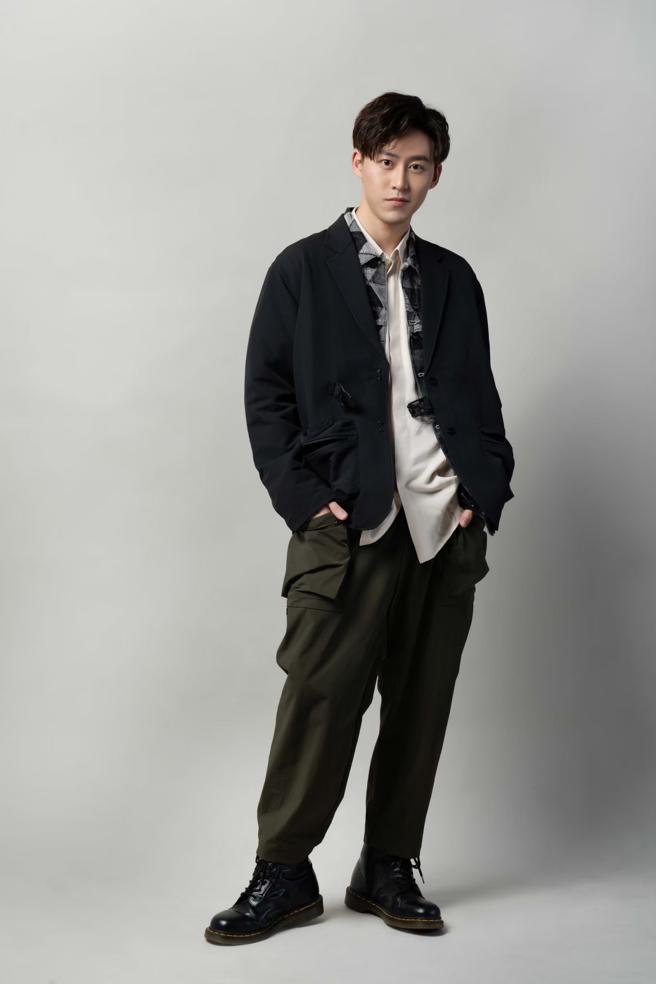 郭宇宸私服偏爱着宽松、舒适路线，其中衬衫是他最常运用的穿搭配件。（摄/石智中、服装/DYCTEAM）