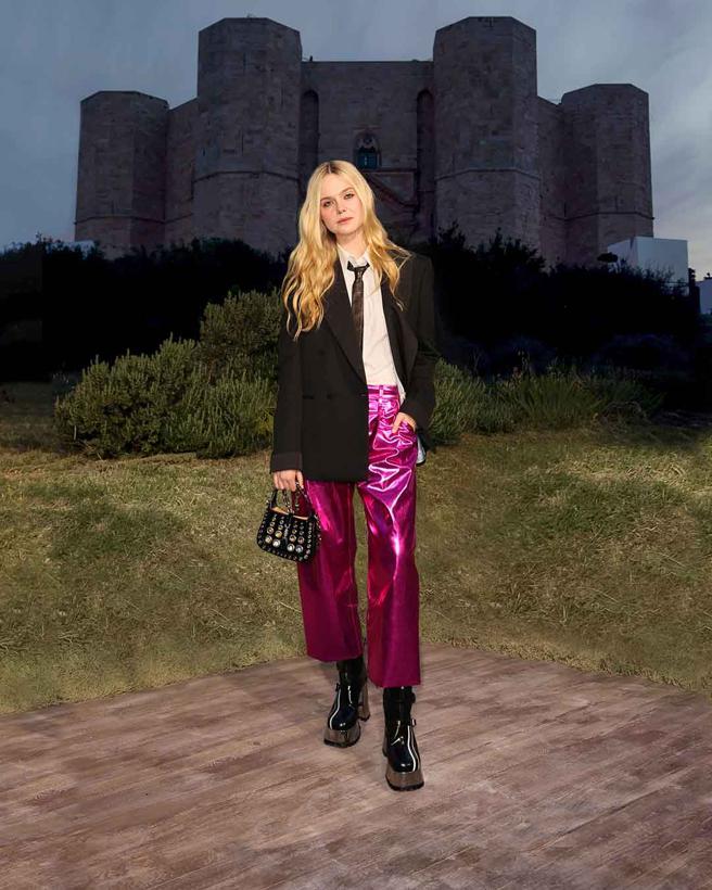 于《黑魔女》中饰演甜美公主的艾儿芬妮，近期力拼转型，以霓虹粉西装裤搭配黑色西装外套帅气出席。（GUCCI提供）