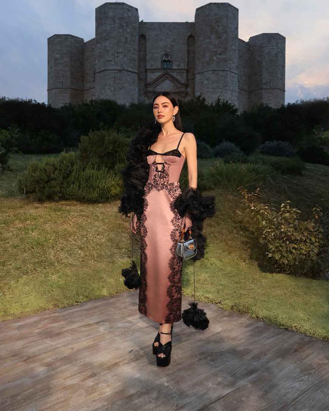 近期受到不少时尚品牌关注的「泰国神顏」黛薇卡霍，以缎面中空马甲礼服性感碾压全场。（GUCCI提供）