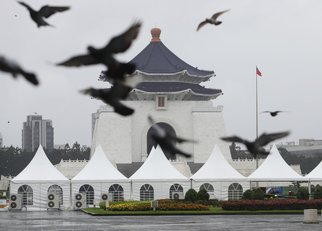 台北市政府与台北荣总合作，在中正纪念堂新增防疫急门诊提供车来速PCR筛检。（季志翔摄）