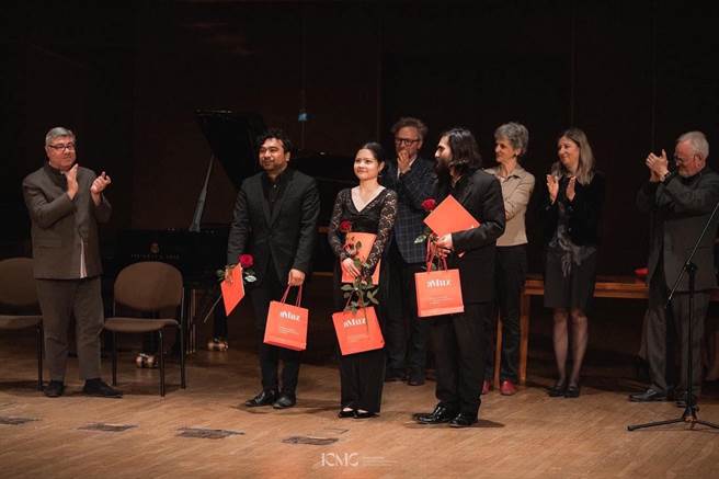 由台湾小提琴家董奕纤与音乐好友赛巴斯汀（Sebastian Kolin）、强纳森（Jonathan Siahaan）合组的希斯克利夫钢琴三重奏（Heathcliff Trio），夺下布拉姆斯室内乐大赛首奖。（International Johannes Brahms Chamber Music Competition提供）