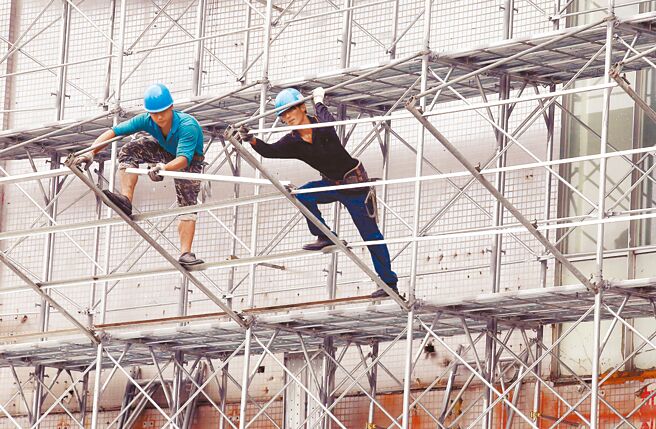 劳工职灾保险5月1日上路，除扩大纳保，受雇劳工到职即有保障，雇主可藉由少许保费，让劳工获得大保障。图／本报资料照片