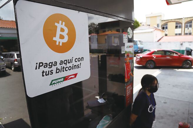 萨尔瓦多总统布格磊看好比特币后市，在2021年9月宣布将比特币列为法定货币，创下全球先例，并豪掷巨资买进比特币。图／美联社