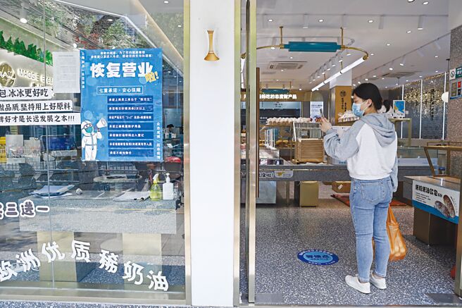 继15日预告将分阶段全面復商復市后，上海市政府16日进一步宣布解封时间表。图／中新社