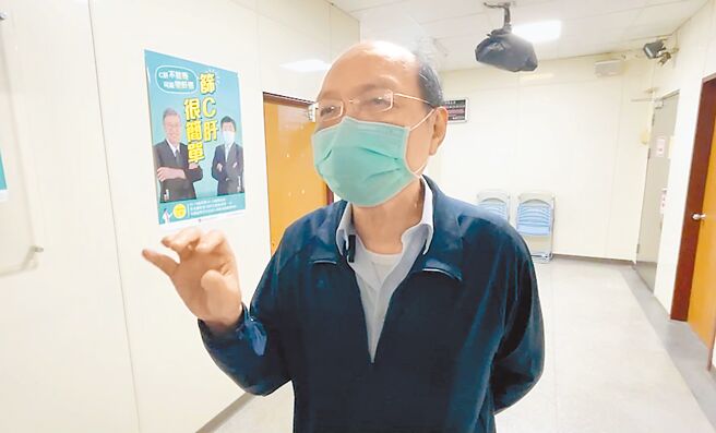 基隆1名2岁男童染疫身亡，遭批未善用紧急医疗应变中心体系功能。基隆市卫生局长吴泽诚说，紧急医疗管理系统1小时更新1次，但更动后实际床位有时会产生落差，电话联络并没有更慢。（中央社）