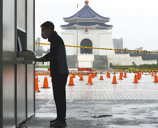 自由廣場新增防疫急門診提供車來速PCR篩檢，16日下午試營運，今起將提供採檢、看診、給藥「三合一」功能。（季志翔攝）