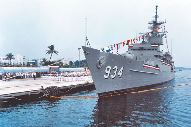 海军168舰队汾阳舰1名官兵2天前疑因心肌炎紧急送医，经PCR採检为阳性，全舰快筛后数十名官兵阳性反应，紧急返港PCR检测。（本报资料照片）