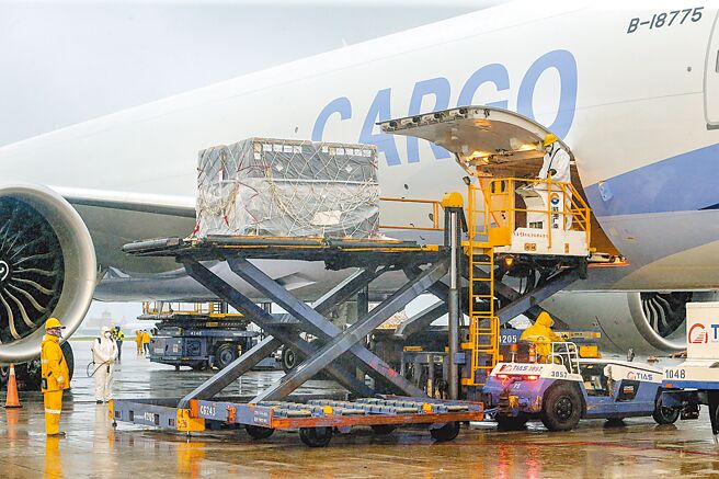 不少家长引颈期盼的辉瑞儿童BNT疫苗，首批77.76万剂到货，预计5月24日开始施打。（陈麒全摄）