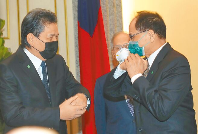 总统府秘书长李大维（中）陪同监察院副院长被提名人李鸿钧（左）16日拜会立法院长游锡堃（右），游锡堃与李鸿钧相互碰肘打招呼。（刘宗龙摄）