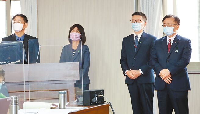 立法院交通委员会16日审查行政院函送国家通讯传播委员会委员提名名单，被提名人王正嘉（左起）、王怡惠及陈崇树三人上台回答立委提问。图右为国家通讯传播委员会主委陈耀祥。（刘宗龙摄）