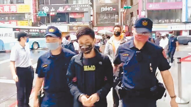 北联帮黄姓男子月初教唆共16人在台北地检署外持刀砍杀林姓男子，15日被警方循线逮捕到案。（翻摄画面／李文正台北传真）