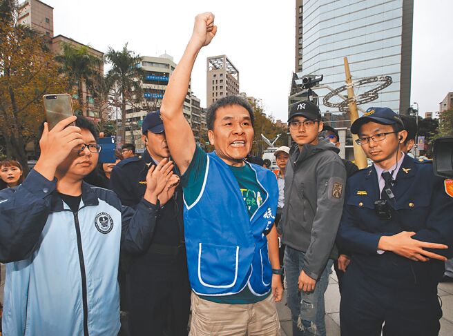 2018年桃園市長選舉，華航企業工會推出祕書長參選，理事長劉惠宗（圖中）與另2名成員，選前遷戶籍到桃園，被法院認定是幽靈人口投票判有罪，他表示擬聲請釋憲救濟。圖為2019年他現身華航機師罷工引發的陳抗活動。（本報資料照片）