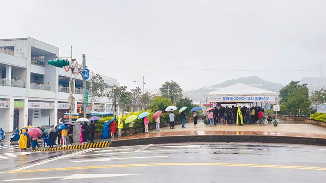 基隆市民广场PCR筛检站16日首次提供给药服务，一早即涌入大批排队人潮。（陈彩玲摄）