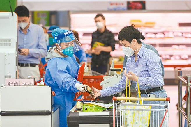 上海市副市长宗明昨宣布「解封」时间表，规画在6月全面实施疫情防控常态化管理，全面恢復上海全市正常生产生活秩序。图为16日上海市民在超市购物。（新华社）