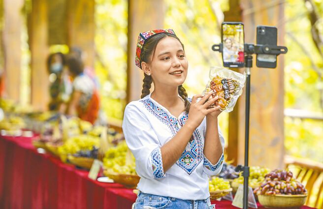 大陆谘询机构统计，2021年大陆直播电商市场规模增速暴跌，仅为37％，此前两年分别为226.2％和121.5％。（中新社）