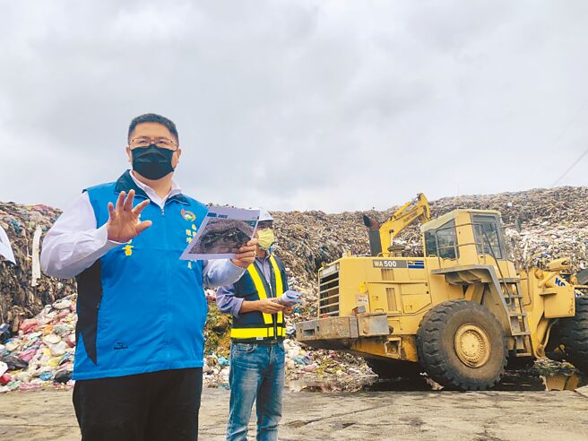 南投縣垃圾堆置量已達20萬公噸，環保局長李易書視察垃圾處理情況。（廖志晃攝）