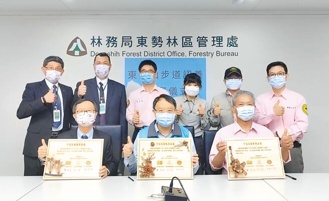 东势林管处处长张弘毅（中）、山岳会理事长林祈孝（右）及三信银行董事长廖松岳（左）共同签署东卯山步道认养服务协议。（东势林管处提供／陈淑娥台中传真）