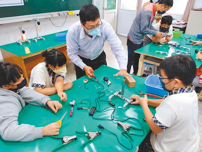 嘉义县中埔乡湾潭国小111学年度小一新生无人报到，扣除毕业生新学年全校剩8名学生，按教育处规画，在校生最快新学年就会併入邻近小学就读。（取自嘉义县湾潭国小脸书／吕妍庭嘉义传真）