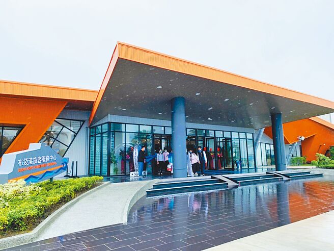 台湾港务公司高雄分公司斥资2.38亿元，花2年时间建设的布袋商港新旅客服务中心16日正式启用，空间增倍可应付逐年增加的旅运量。（吕妍庭摄）