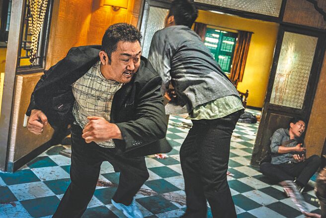 馬東石（左）再演「怪物刑警」，續作《犯罪都市2》預售票成績開紅盤。（車庫娛樂提供）