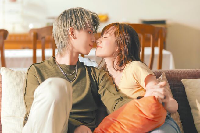 林亭翰（左）在MV里和女主角磨鼻子上演亲密戏。（青田音乐提供）