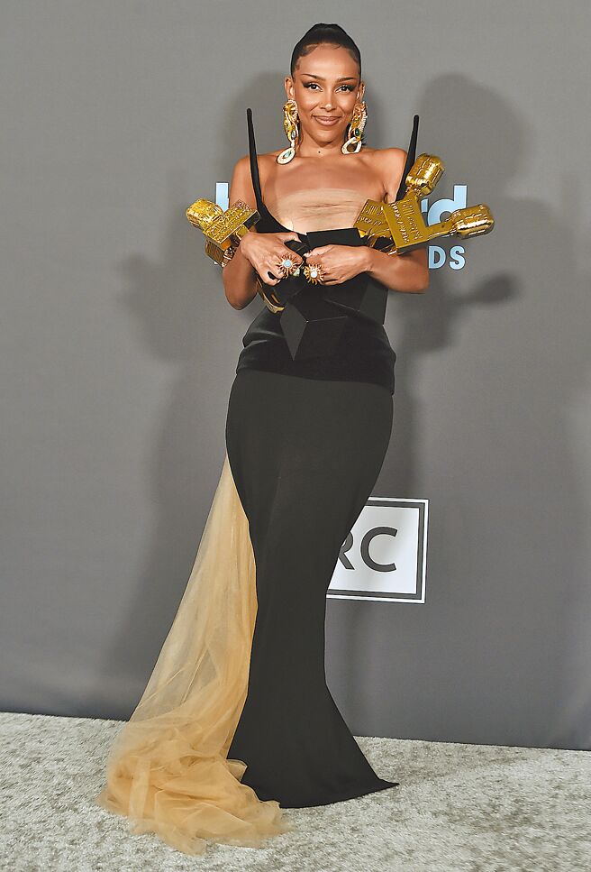 蜜桃猫朵佳不仅获奖连连，Schiaparelli高级订制服更让胸前吸尽视线。（美联社）