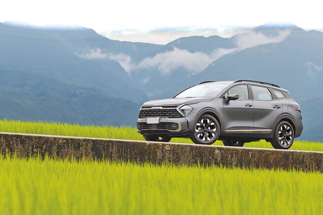Kia Sportage将提供具有Off-Road功能的X-Line 4WD车型，图为专属加价选配的消光夜隐灰新车色。（陈大任摄）
