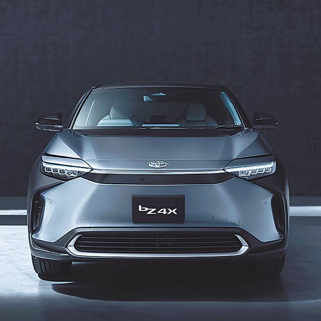 TOYOTA bZ4X将于今日在台发表上市，提供多种车色选择，图为Black x Precious Metal车色。（TOYOTA提供）