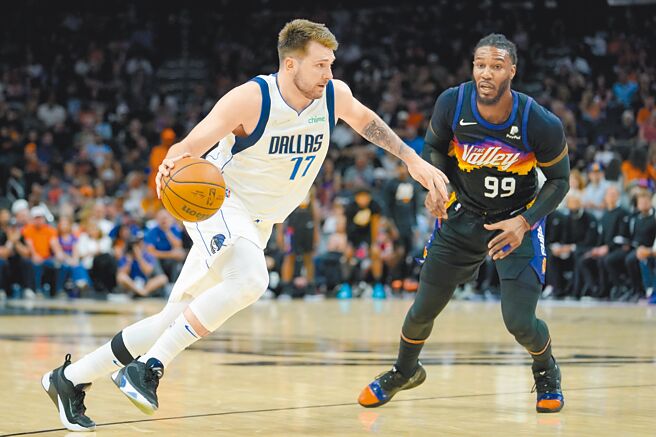 東契奇（左）運球閃過克勞德的防守。（美聯社）