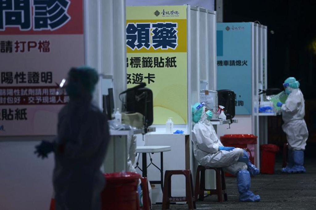 台灣疫情擴大之後，目前已有超過80萬例確診。這些曾經感染Omicron的人必須面對重復感染的問題。圖為台北街頭的篩檢站。（圖／路透）