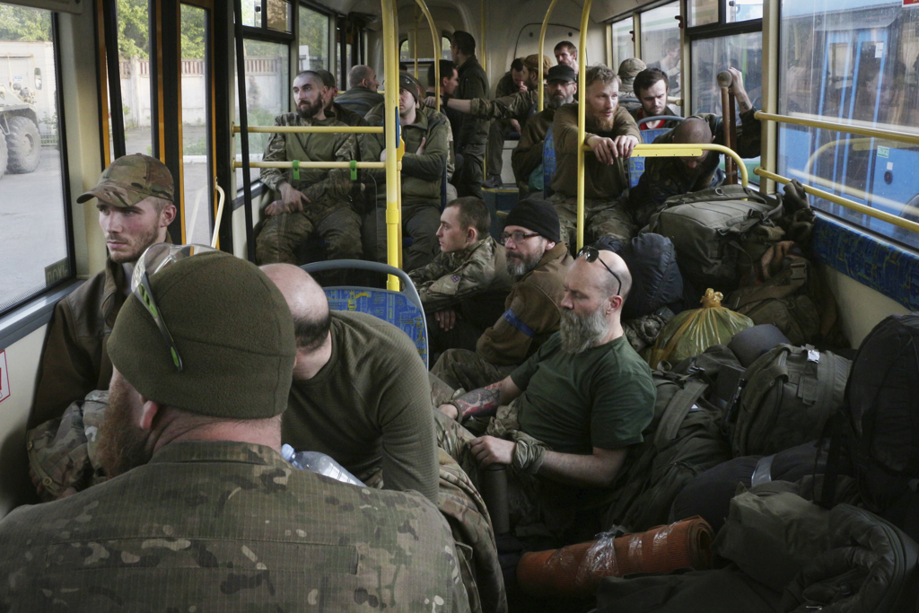 从亚速钢铁厂（Azovstal steel factory）撤离的乌军搭乘公车离开（图/美联社）(photo:ChinaTimes)