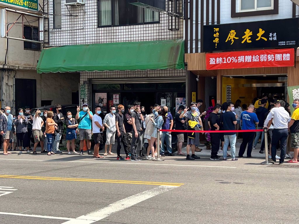 「台灣賽車教父」廖老大開的飲料店相當熱門，排隊人潮眾多。（翻攝臉書「賽車教父-廖老大」）