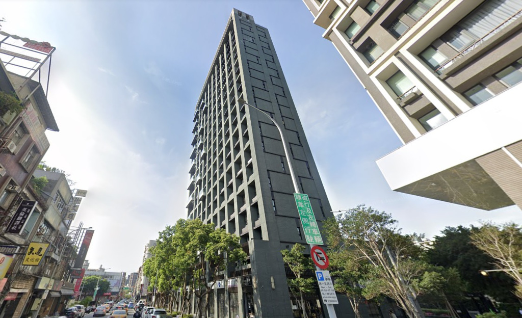 台北市中山北路六段35巷豪宅「筑丰天母」頂樓樓中樓，今年4月以總價1億9808萬元成交。(圖/翻攝自Google街景)