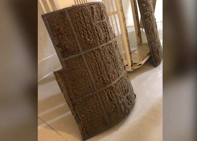 一名女網友搬到新家後決定先清洗冷氣濾網，不料取下後才發現，上面覆蓋了一層厚厚的灰塵。（圖／翻攝自臉書社團爆廢公社公開版）