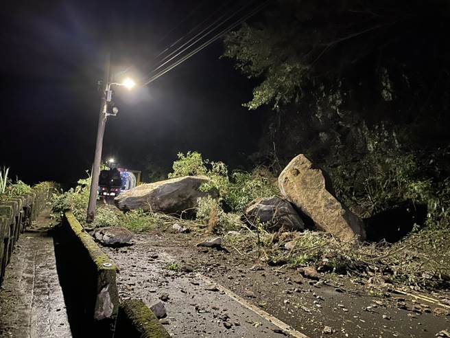 因连日豪雨，新北乌来信福隧道口山坡发生巨石崩落情形。（警方提供／李奇叡新北传真）