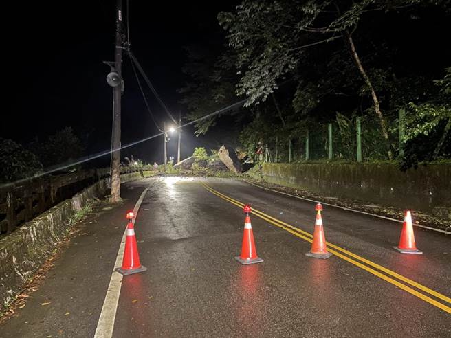 目前北107线双向封闭，禁止人车通行，将待抢修单位抢修完毕后，再行开放。（警方提供／李奇叡新北传真）