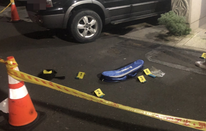 台南超跑吸金男老家遭枪击，休旅车撞进大门连5枪，枪手自首。（图／民眾提供）
