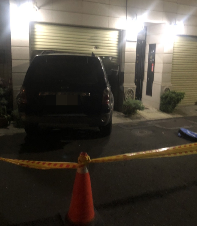 台南超跑吸金男老家遭枪击，休旅车撞进大门连5枪，枪手自首。（图／民眾提供）