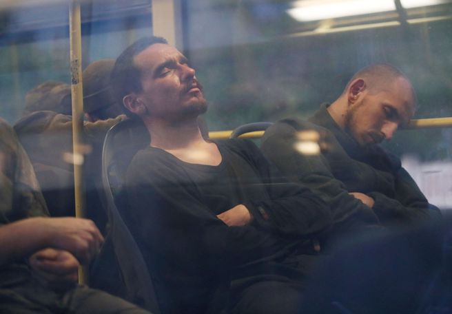 在多星期来死守马立波亚速（Azovstal）钢铁厂后，由于乌克兰总统泽伦斯基（Volodymyr Zelenskyy）宣布，保卫这重要战略设施的任务结束，数百乌克兰战士投降，被俄军以巴士送往顿内次克（Donetsk）。（路透）