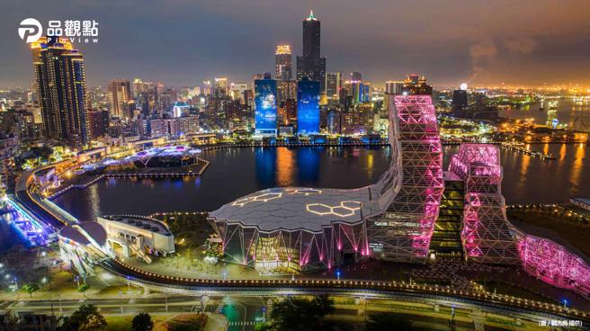 与另一半在寿山LOVE观景平台饱览无敌夜景。(观光局提供)