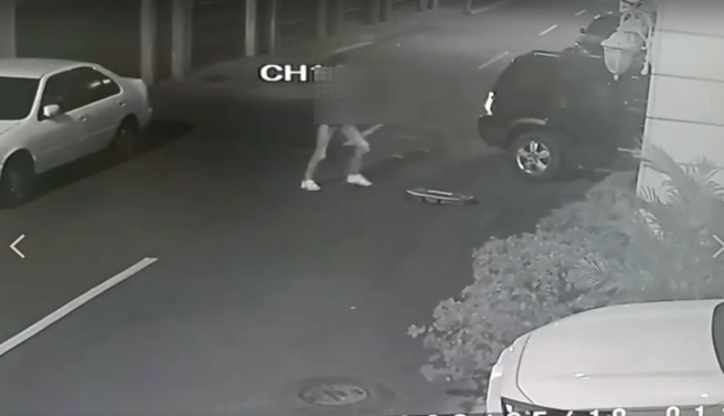 台南超跑男家遭狂轰5枪影片曝光！枪手呛：我让你看到疯子。(民眾提供)