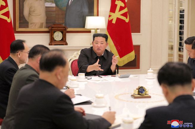 金正恩主持中央政治局会议（图/路透）