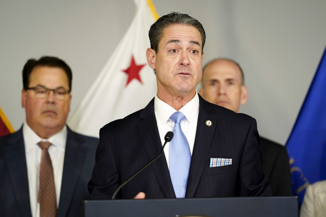 台湾移民周文伟（David Wenwei Chou）在加州台湾教会开枪扫射，酿1死5伤，美国检察官史必哲（Todd Spitzer，上图）痛批周文伟是「怪物」。（图／美联社）