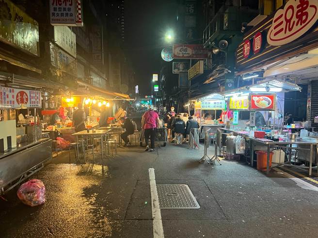 基隆爱四路夜市惊传休市，摊商驳斥假消息。（陈彩玲摄）