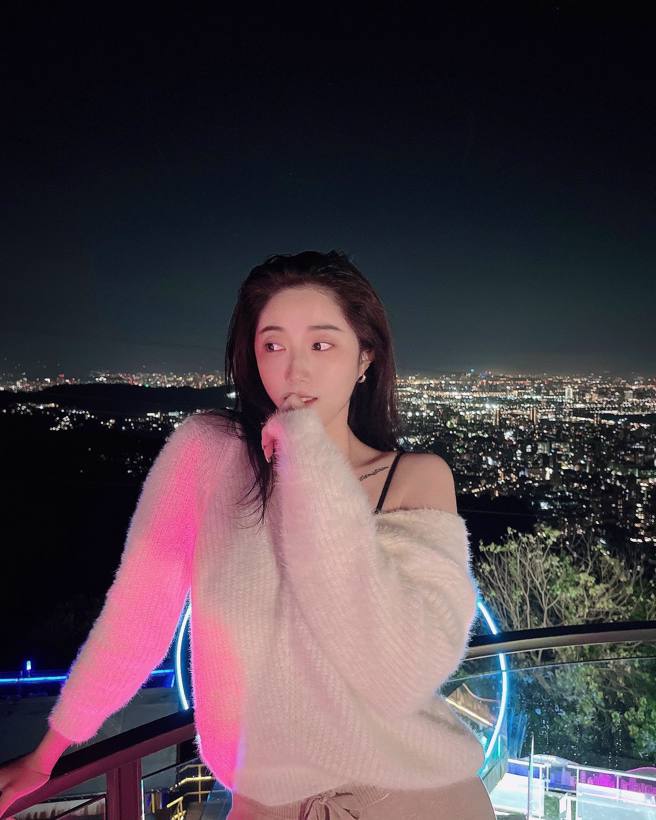 奧莉薇亞很懂得拍網美照，不管任何角度拍攝都很漂亮。(圖/奧莉薇亞 IG)