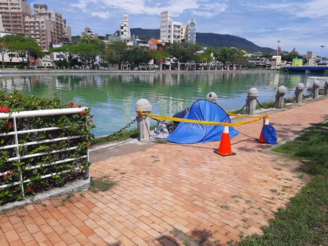 路过民眾发现一女漂浮在爱河上赶紧通报警消。（翻摄照片／高雄洪靖宜传真）