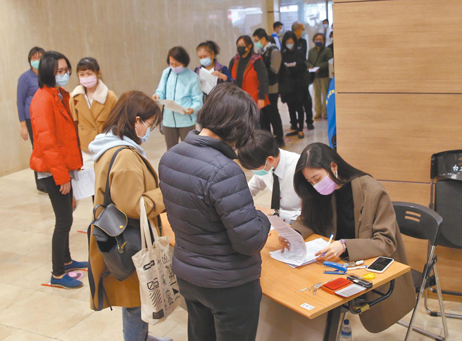 圖為2021年1月，民眾大排長龍，搶在最後一刻投保防疫險。（本報資料照片）