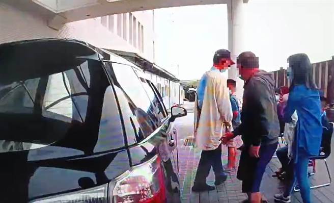 男童突然抽搐高烧惊坏父母，雾峰警分局成功派出所员警火速开道送医保平安。（民眾提供／卢金足台中传真） 