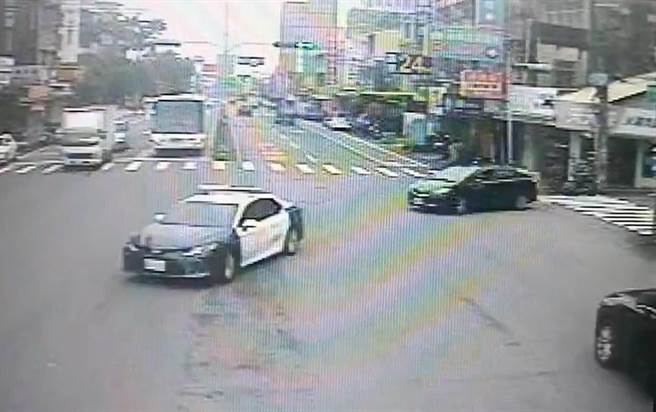 男童突然抽搐高烧惊坏父母，雾峰警分局成功派出所员警火速开道送医保平安。（民眾提供／卢金足台中传真） 